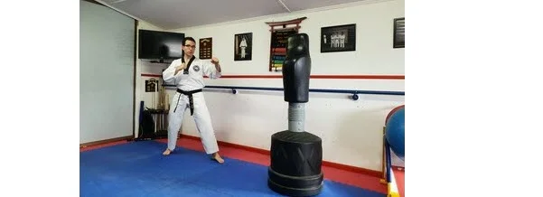 Instructor demonstrating how to return to the standard fight form for Round house Kick