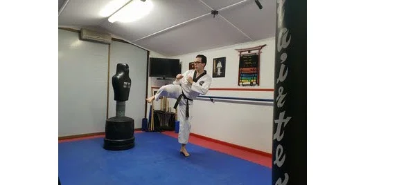 Martial artist demonstrating a how to raise a knee.